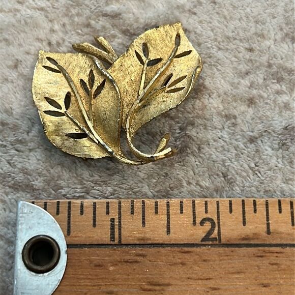 Vintage signed BSK Elegant Gold Leaf Brooch - Picture 4 of 5